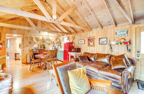 South Lake Tahoe Cabin | 4 Mi to Lake Tahoe: Cozy Cabin w/Deck!