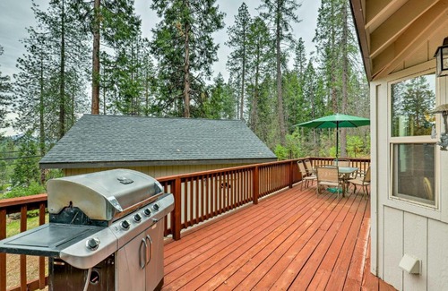 Hathaway Pines House | 4 Mi to Pine Lake Hathaway Pines Cabin with Deck
