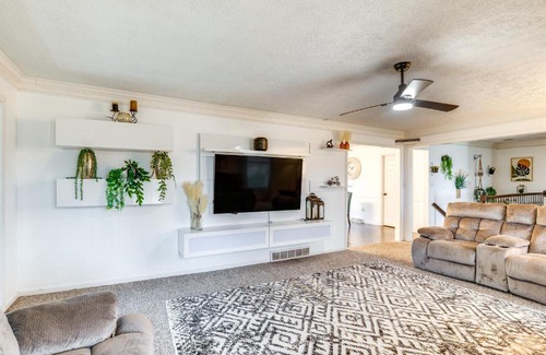 Bowling Green House | 4 Mi to WKU Hilltoppers Hideaway with Grills!