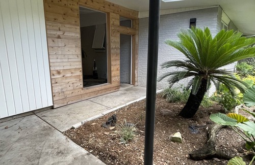 Pensacola House | 4 miles either way to Pensacola Beach or downtown Pensacola!