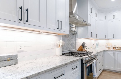 Aberdeen House | 4 Miles to NO. 2! Large private home with Guitar Shaped Pool!