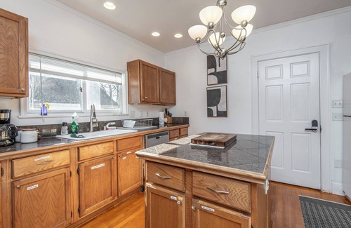 Shorewood House | 4 Minutes Walk to Lake Michigan Atwater Park Beach Balconies. Pet Friendly