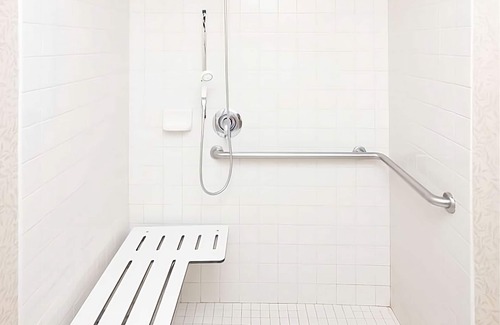 Redding Resort | 4 Relaxing Units! Outdoor Pool, Parking, Pets Allowed, Near River Side Park!