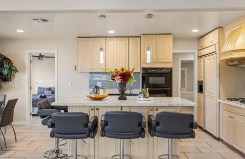 North Las Vegas Hotel | 4 Room- Local VIBE Retreat just 12 min to The Strip and Fremont