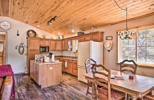 Coaldale Cabin | 4-Season Mountain Escape with Breathtaking View!
