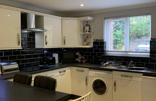 Shawlands Apartment | 4 Star BOSWELL One-Bedroom Apartment - Glasgow - Private Parking - WiFi - Quiet