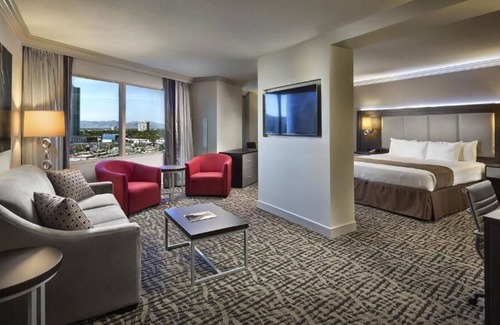 Gateway District House | 4 x Boulevard Suite at The STRAT Hotel, Casino & SkyPod