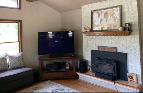 Renault Cottage | 40% discount Feb 5th-9th Book it while its HOT! and relax in the hot tub