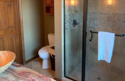 Renault Cottage | 40% discount Feb 5th-9th Book it while its HOT! and relax in the hot tub