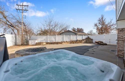 Warr Acres House | 4000 Sqft Lakefront Retreat Private Hot Tub #nh