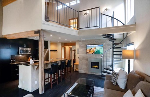 Mammoth Lakes House | #478 - Pet-Friendly, Walk to Canyon Lifts, Garage Parking, Modern Condo