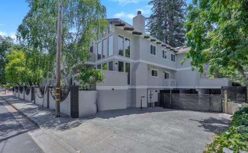 Menlo Park Apartment | 495 - Upscale Home with AC and Patio near Meta and Stanford