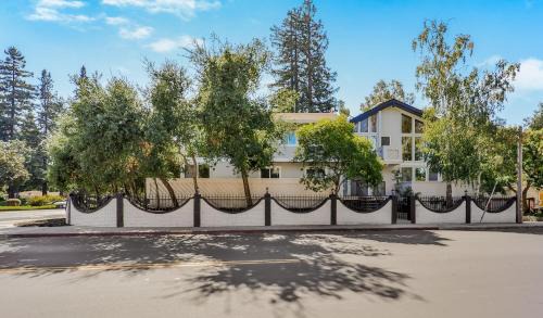 Menlo Park Apartment | 495 - Upscale Home with AC and Patio near Meta and Stanford