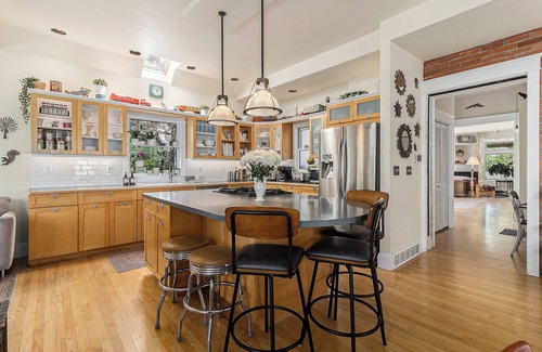 Lower Arapahoe House | 4Bd Creekside Retreat w/hot tub in the heart of Boulder – Walk to Pearl Street!