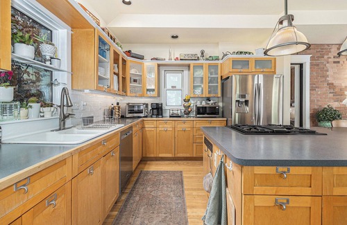 Lower Arapahoe House | 4Bd Creekside Retreat w/hot tub in the heart of Boulder – Walk to Pearl Street!