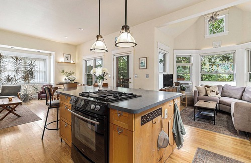 Lower Arapahoe House | 4Bd Creekside Retreat w/hot tub in the heart of Boulder – Walk to Pearl Street!