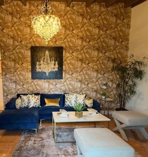 Miramar House | 4bdrm Waterfront salt water Pool home with Outdoor theater Game Rm Make up vanities in every room Perfect for Game days and concerts trips to Miami Hard rock stadium and hotel 15 mins away