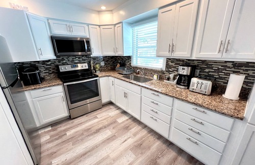 Camellia Gardens House | 4BR/2.5BTH Saltwater Pool home with Outdoor Kitchen and Fruit Trees