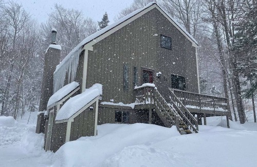 West Dover Ski Chalet | 4BR 2BA - MT SNOW, SKIBACK TRAIL, FREE SHUTTLE, POOL, BBQ - Green Mountain House