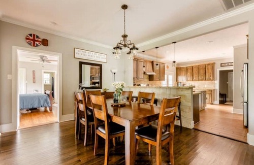 Holick House | 4BR/4.5Bath Spacious Family Home +Walk to KyleField