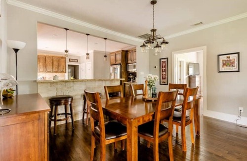Holick House | 4BR/4.5Bath Spacious Family Home +Walk to KyleField