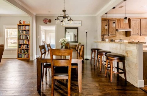 Holick House | 4BR/4.5Bath Spacious Family Home +Walk to KyleField