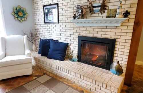 Gautier House | 4br Coastal Home I Sleeps 12 I Dock & Firepit