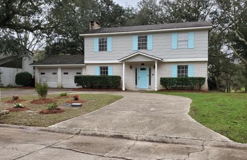 Gautier House | 4br Coastal Home I Sleeps 12 I Dock & Firepit