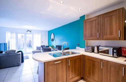 Milton Keynes House | 4BR Contractor Town House 2.5bathrooms, 2 free parking spaces managed by Chique Properties