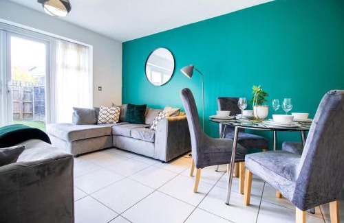 Milton Keynes House | 4BR Contractor Town House 2.5bathrooms, 2 free parking spaces managed by Chique Properties