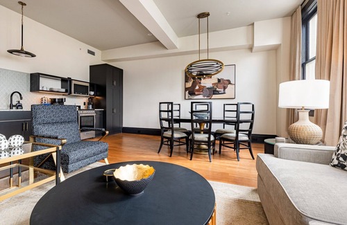 French Quarter Hotel | 4BR Group Space for 16 Near Bourbon St | The Mayfair