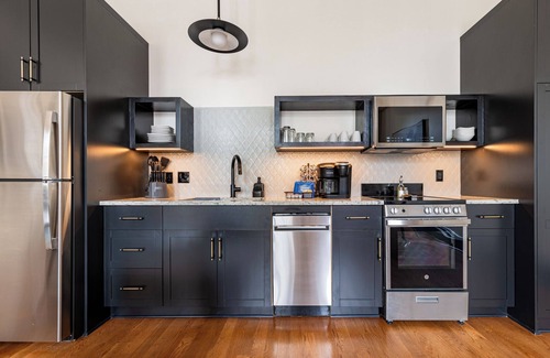 French Quarter Hotel | 4BR Group Space for 16 Near Bourbon St | The Mayfair