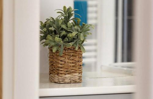 Warrington Apartment | 4BR House in Warrington with Garden