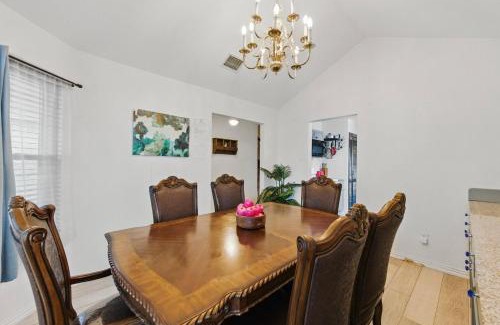 South Arlington House | 4BR House with Pool near Stadium & DFW