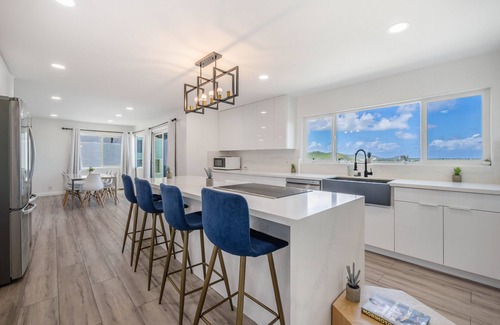 Kailua House | 4BR Kailua Ocean Views King Bed AC WiFi + Sleeps 8