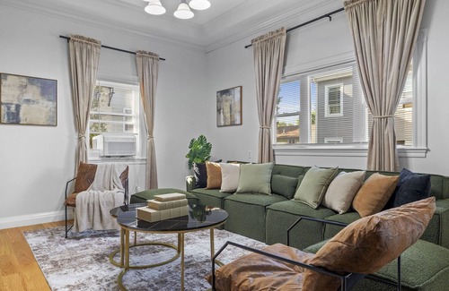 East Somerville Apartment | 4BR near Harvard/MIT +Parking +BBQ +Fire pit