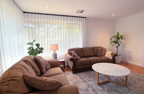 Clarendon House | 4BR Retreat Near McLaren Vale Wineries Adelaide