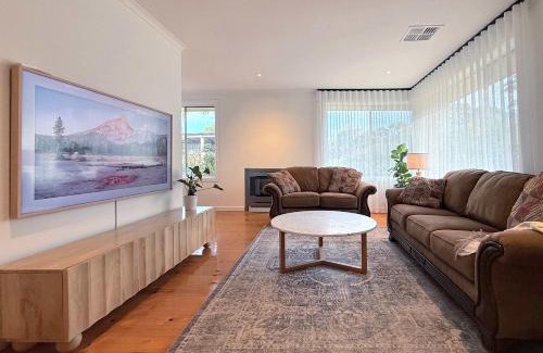 Clarendon House | 4BR Retreat Near McLaren Vale Wineries Adelaide