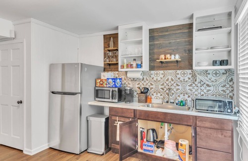 Wade Hampton House | 4BR Stay: Pet-Friendly, Sunroom, Fence & Fire Pit