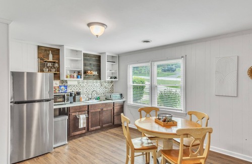 Wade Hampton House | 4BR Stay: Pet-Friendly, Sunroom, Fence & Fire Pit