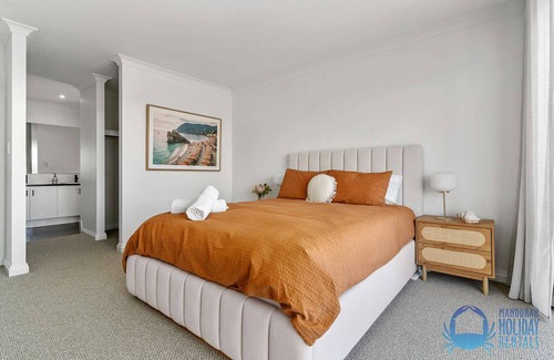 Wannanup House | 4BR Tranquil Luxury by the Canal in Wannanup