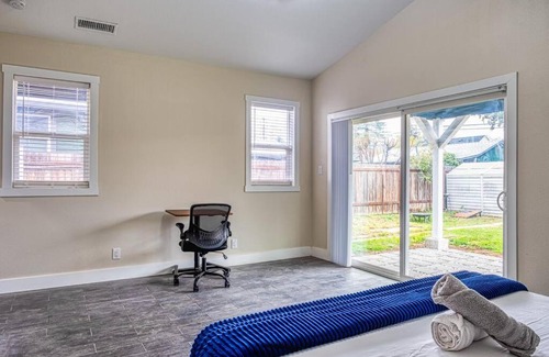 North Oak Park House | 4BR Victorian Walk to UC Davis & Shriner Med Cen