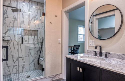 North Oak Park House | 4BR Victorian Walk to UC Davis & Shriner Med Cen