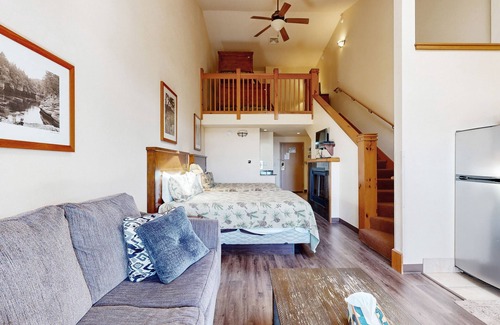 Wisconsin Dells Condo | 4th-floor coursefront condo with balcony & washer/dryer