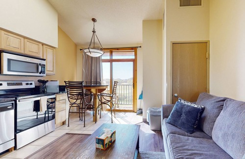 Wisconsin Dells Condo | 4th-floor coursefront condo with balcony & washer/dryer