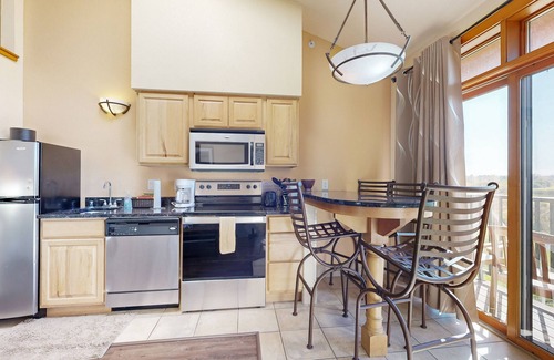 Wisconsin Dells Condo | 4th-floor coursefront condo with balcony & washer/dryer
