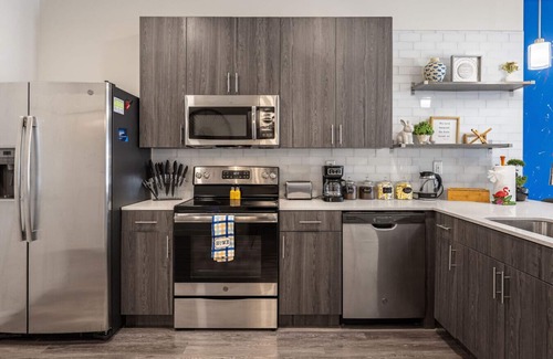 Downtown Louisville Apartment | 4th Street Suites - Splash King Bed Suite