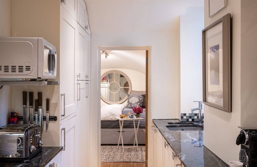 Warwick Apartment | 5-10% OFF 5-STAR LUXURY, Super Location, CENTRAL AIRCON, Private Garden & Moren