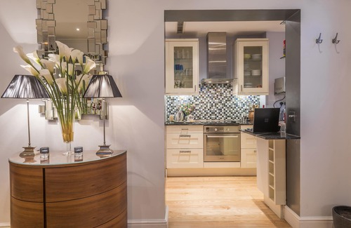 Warwick Apartment | 5-10% OFF 5-STAR LUXURY, Super Location, CENTRAL AIRCON, Private Garden & Moren