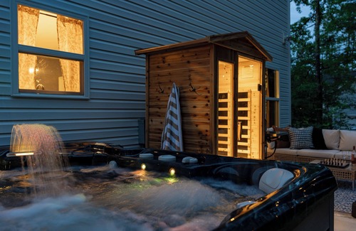 Paw Creek House | 5 Bd 2.5 bath house in Charlotte w/Hot Tub, Game Room, Putting Green, & Fire Pit